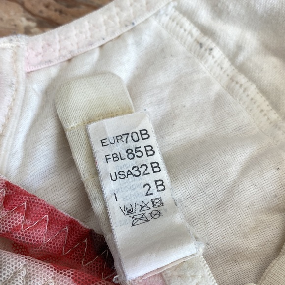 2/$20. Incredible Papillon ladies bra made in Italy in size 32B. - Picture 4 of 8